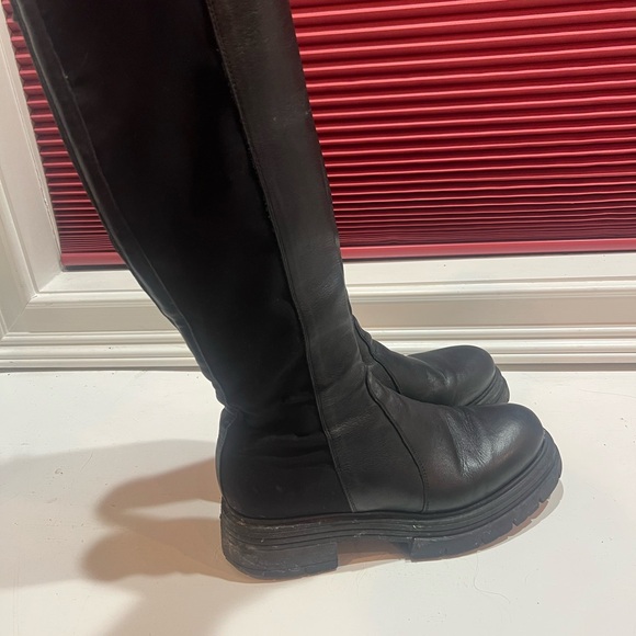 Sleek Black Leather Boots - Picture 2 of 4
